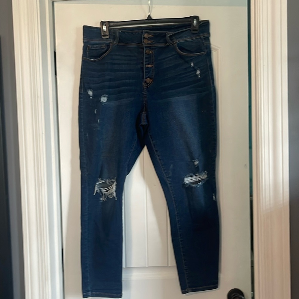 Stretchy, button Fly, skinny jeans. BUTTON MISSING!!
